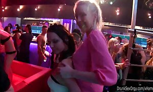 امرأة آسيوية علنا تعطي فيلم اجنبي مترجم سكسي نفسها لرجل فيديو إباحي